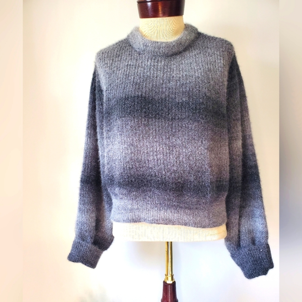 NO BOUNDARIES super soft cozy grey/silver sweater.  Size large